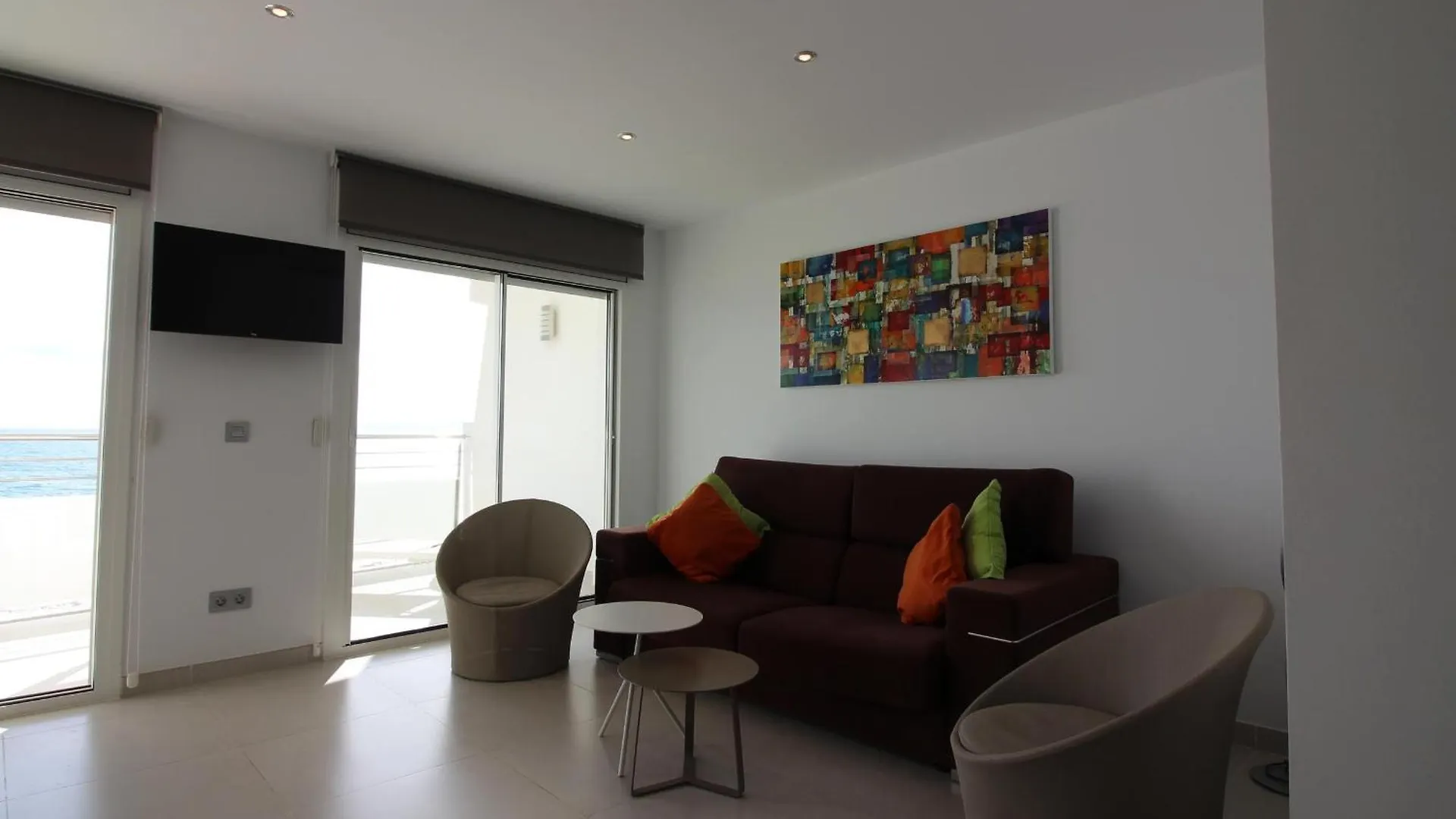 Apartamento Moderno, Renovado Y Soleado Con Vistas Panoramicas Al Mar En Primera Linea De Playa - Es-228-100 Roses