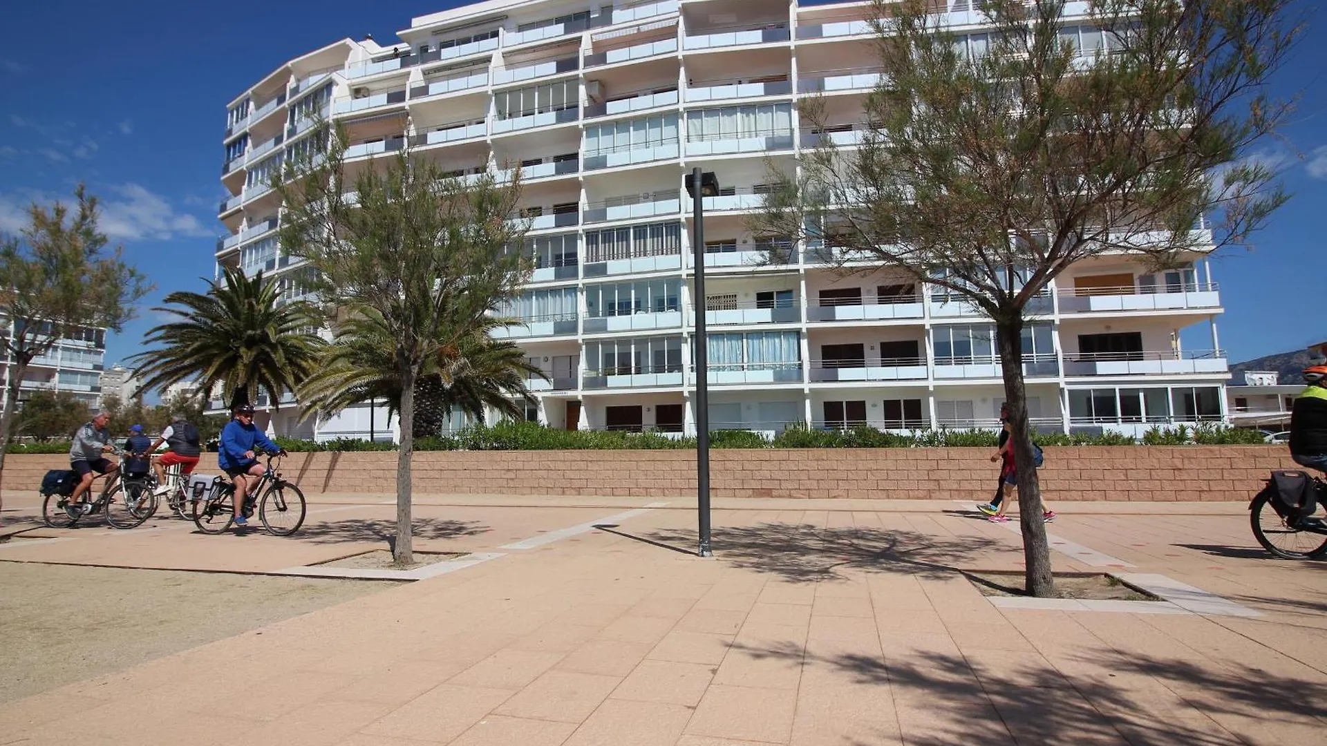 Apartamento Moderno, Renovado Y Soleado Con Vistas Panoramicas Al Mar En Primera Linea De Playa - Es-228-100 Roses